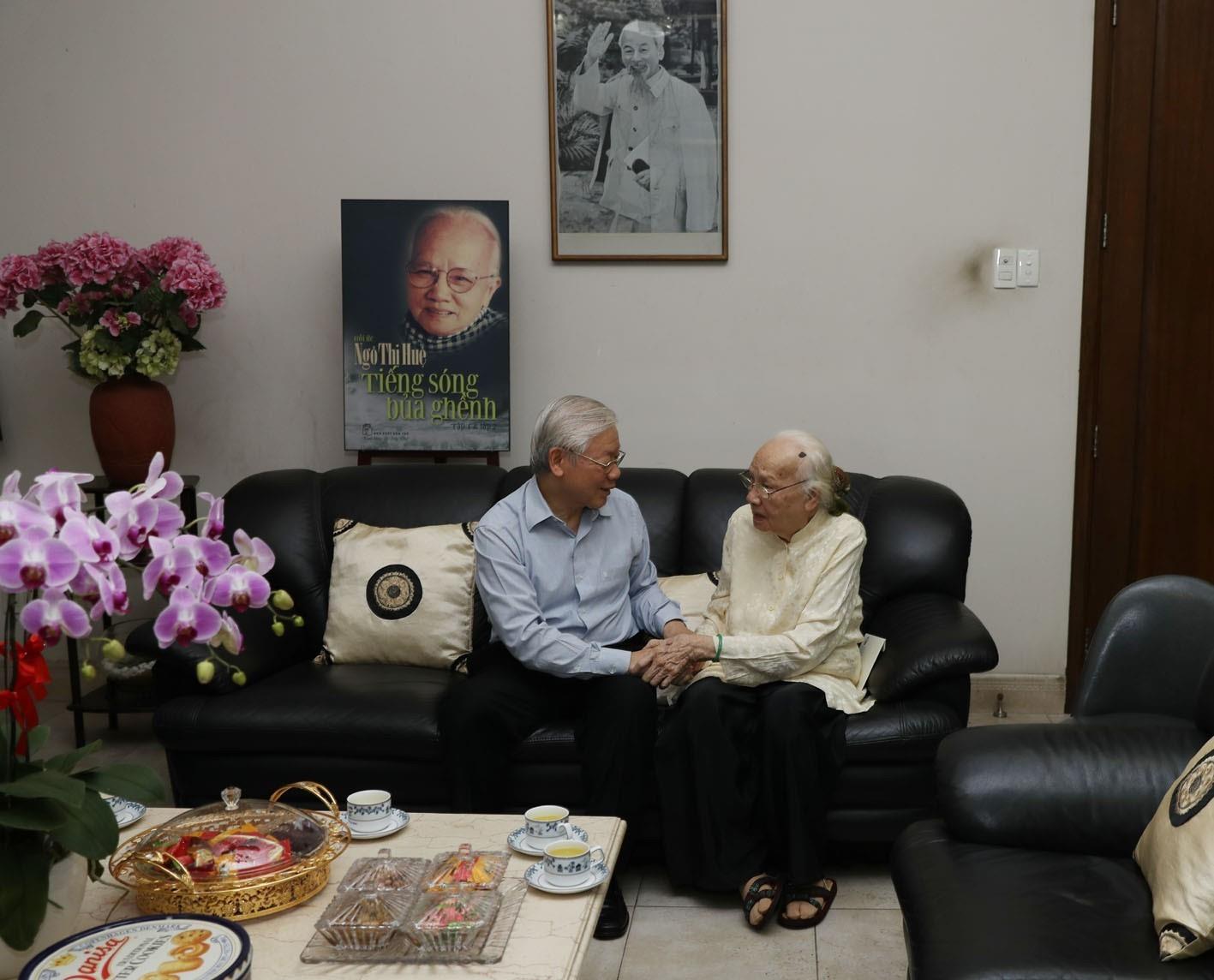 Tổng Bí thư, Chủ tịch nước Nguyễn Phú Trọng thắp hương tưởng niệm nguyên Tổng Bí thư Nguyễn Văn Linh 